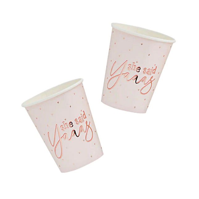 Roze bekers met rose gouden stippen en de tekst she said yaaas