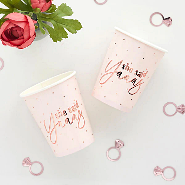 lichtroze papierenbekers met she said yaaas ringvormige confetti