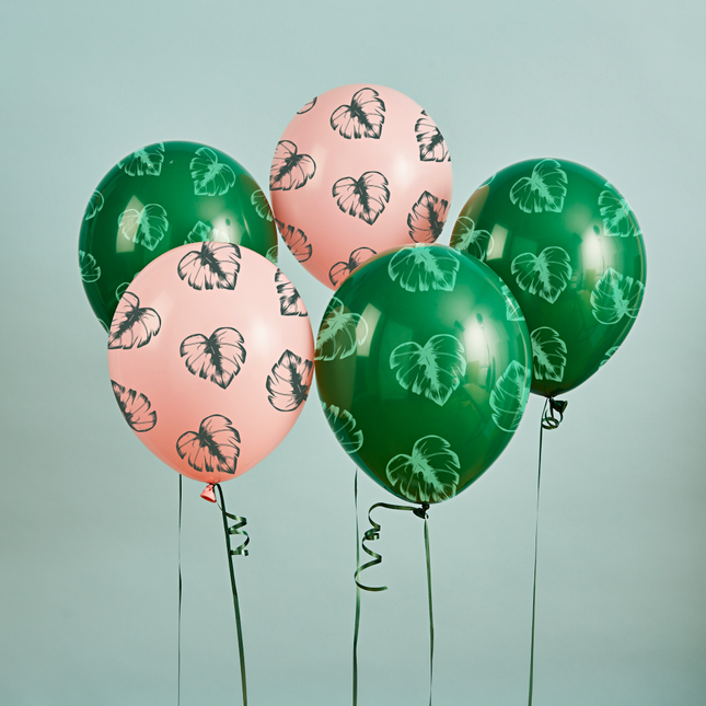 groene en roze ballonnen met palmbladeren