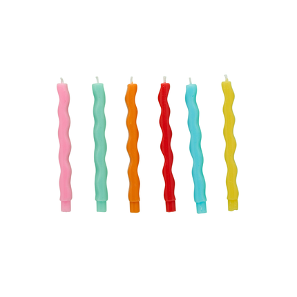 verjaardagskaarsjes in het geel, blauw, rood, oranje, groen en roze