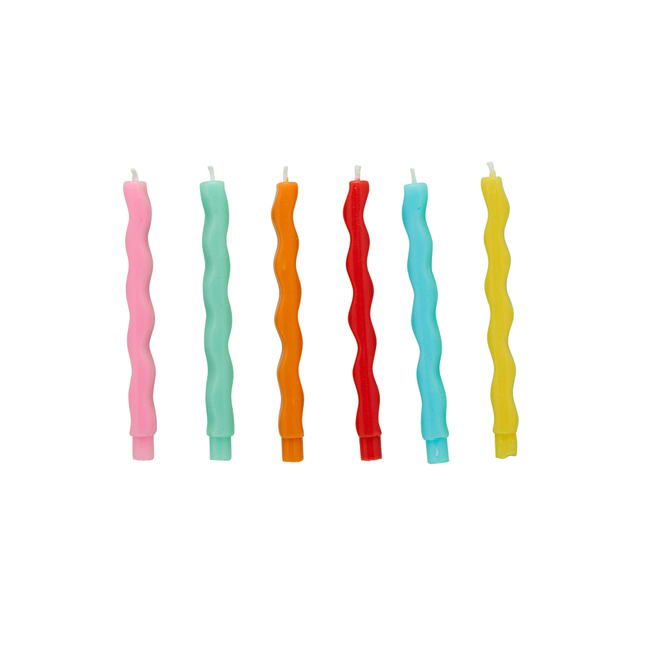 verjaardagskaarsjes in het geel, blauw, rood, oranje, groen en roze