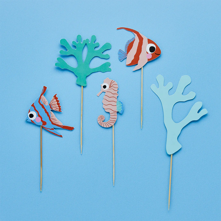 cupcaketoppers met tropische vissen, koraal en een zeepaardje op een blauwe achtergrond