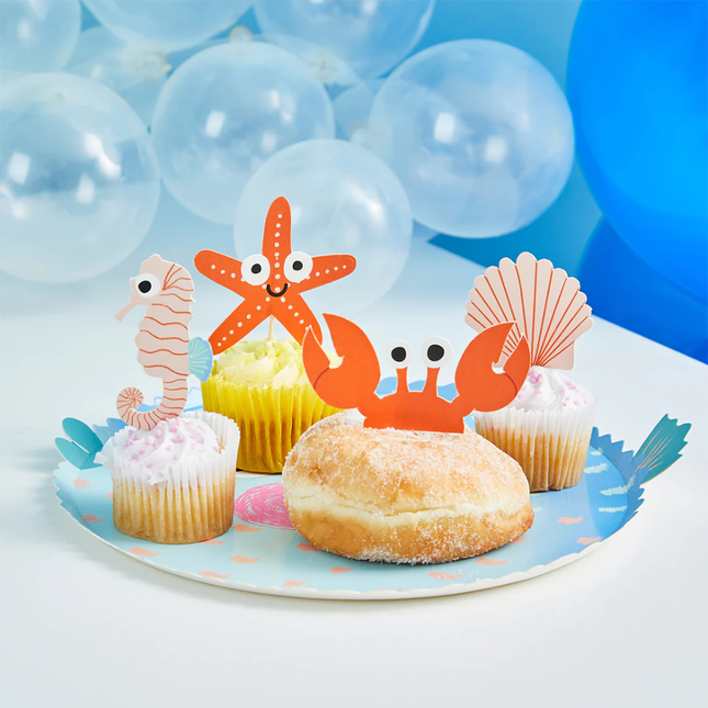 cupcaketoppers met zeedieren zitten in een berlinerbol en cupcakes