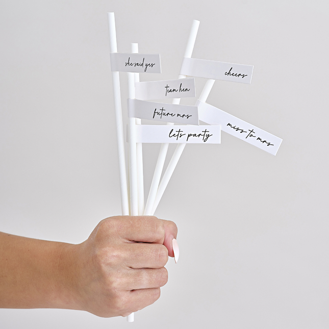 Witte rietjes met zwarte teksten zoals she said yes, cheers en future mrs