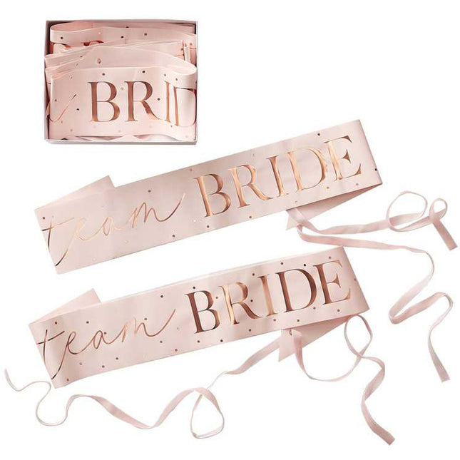 meerdere sjerps met daarom team bride