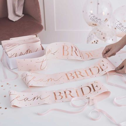 meerdere sjerps met daarom team bride