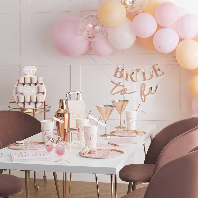 gedekte tafel voor vrijgezellenfeest met cocktails en bekers