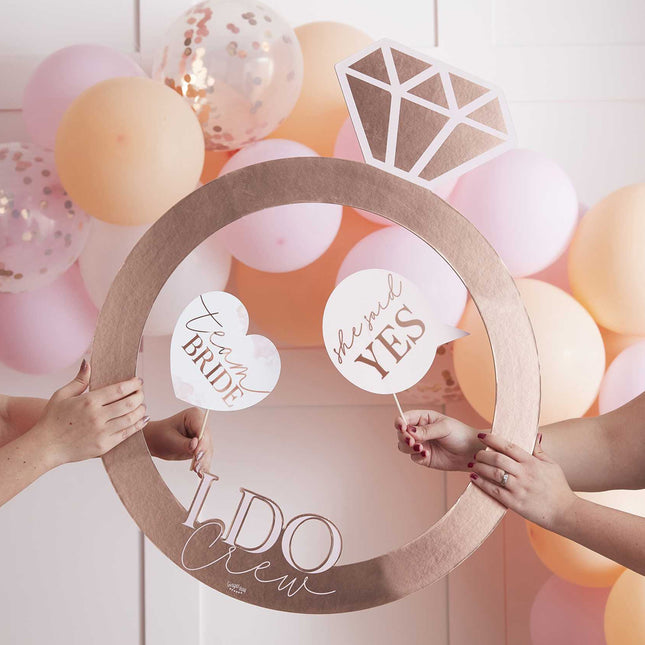 photoframe in de vorm van een ring met photo booth props