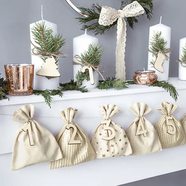 Schouw met kerstversiering en adventkalender van katoenen zakjes