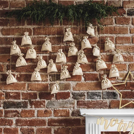 Muur met kerstversiering en adventkalender van katoenen zakjes