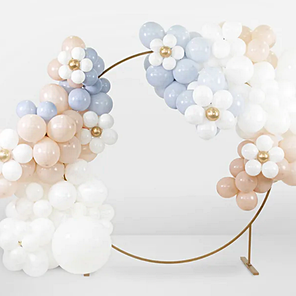 ballonnenboog met pastel blauwe en roze ballonnen en madeliefjes in het wit en goud