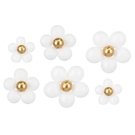 witte en gouden ballonnen in de vorm van madeliefjes