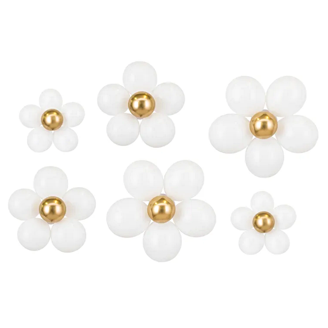witte en gouden ballonnen in de vorm van madeliefjes