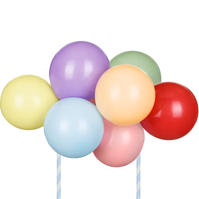 Mini ballonnenboog op een taart