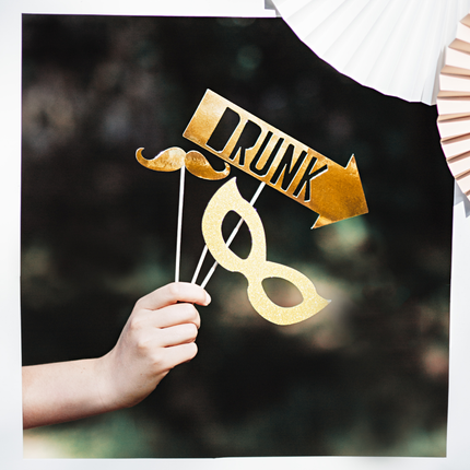 gouden en witte photo booth props