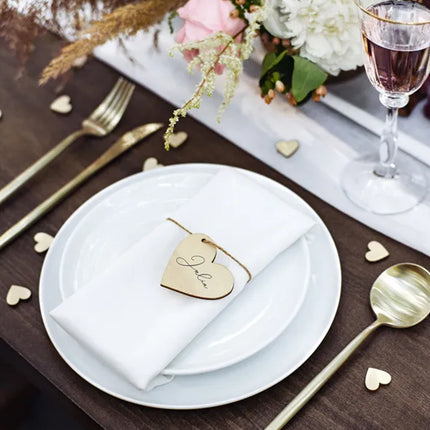 Tafel met houten hartjes en eetgerei