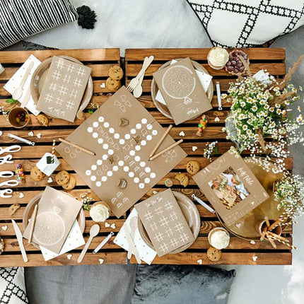 Gedekte tafel met spelletje en koekjes erop