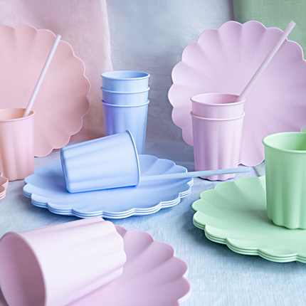 pastel bekers, borden en rietjes in het roze, lila, saliegroen en lichtblauw