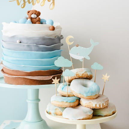 cupcake toppers met walvis en wolkjes op donuts