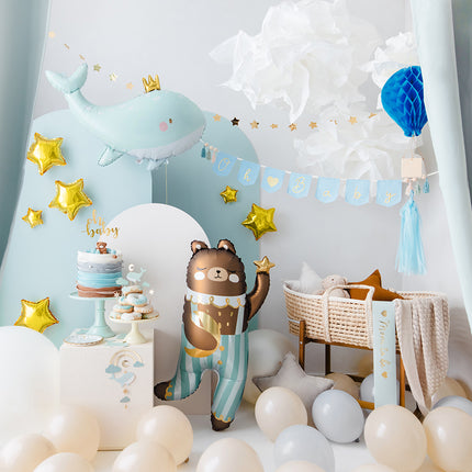 kinderkamer met blauwe babyshower versieringen