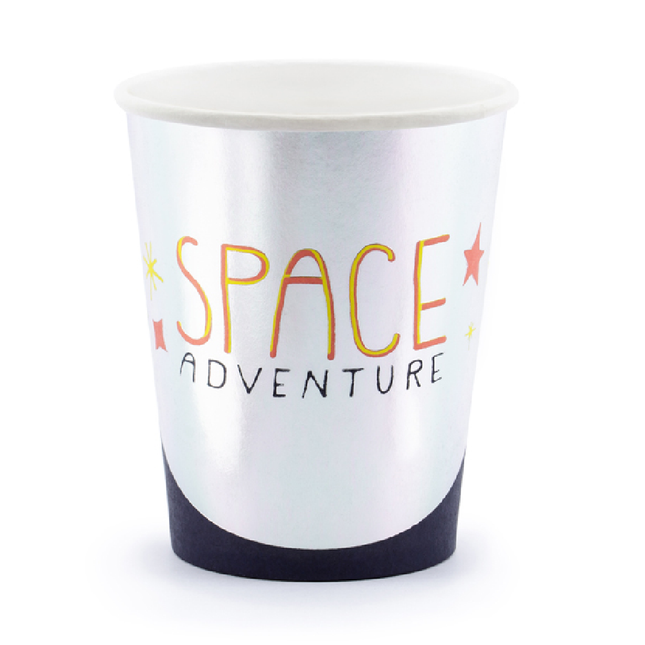Metallic zilveren beker met donkerblauwe rand en de oranje met gele tekst space adventure