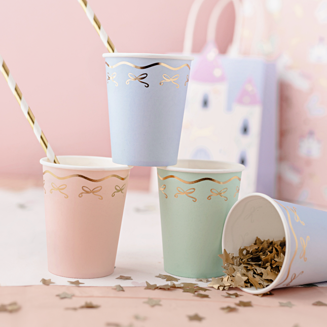 mint, lila en roze bekers met gouden strikjes