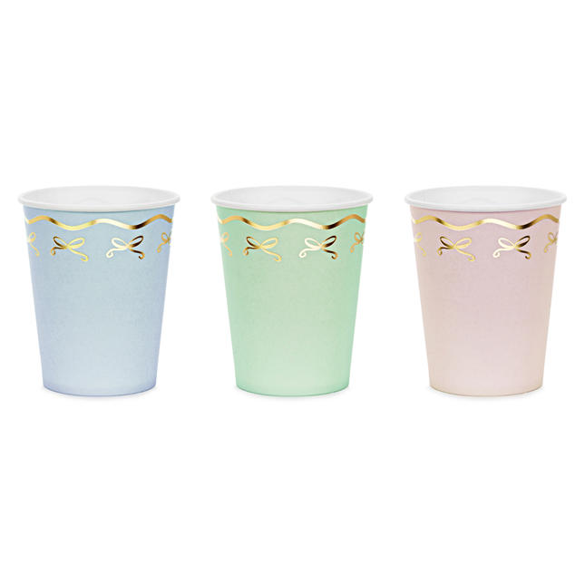 mint, lila en roze bekers met gouden strikjes