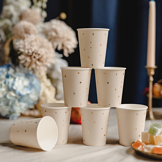 beige bekers met gouden sterren