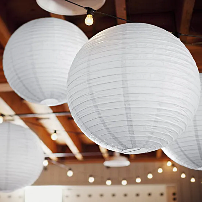 witte lampionnen hangen aan een plafond