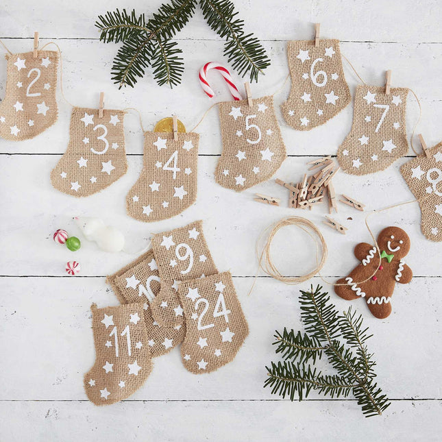 Doe het zelf advent slinger van jute sokjes
