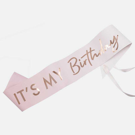 roze sjerp om met its my birthday erop
