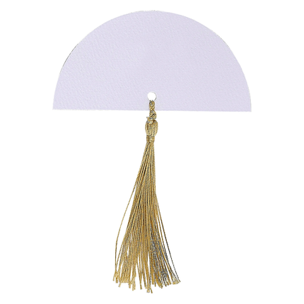 Wit tafelkaartje met een gouden tassel