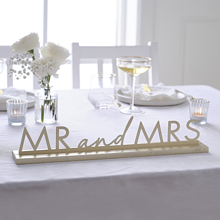 Metalen bord in het goud met de tekst mr and mrs