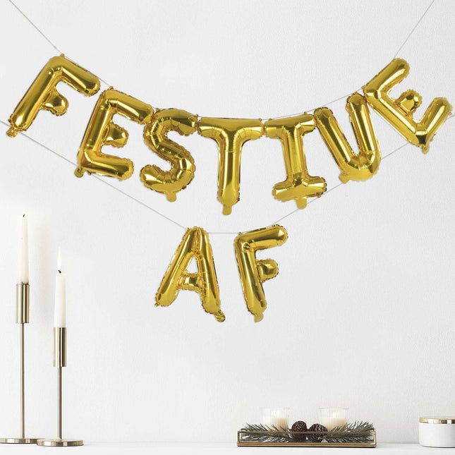 Folie letters aan een koord die de woorden festive AF spellen