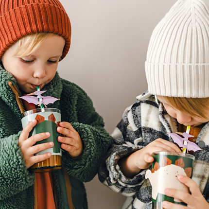 jongetjes drinken uit dino beker op een dino kinder feestje