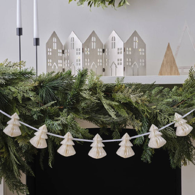 Schouw met hulstslinger en een honeycombslinger met witte kerstboompjes eraan