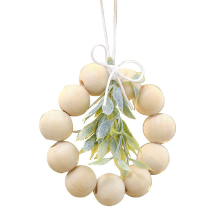 Hanger met houten kralen en een takje