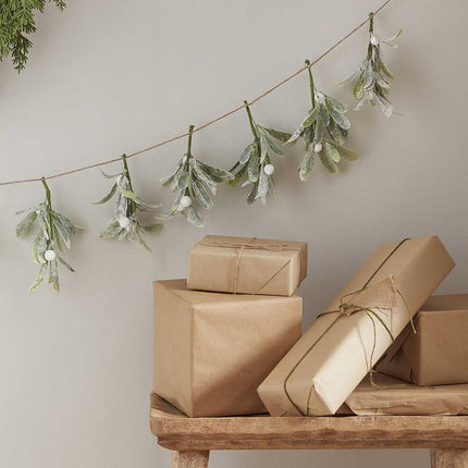 Cadeautjes in kraft cadeauverpakking met draad met maretakjes erboven