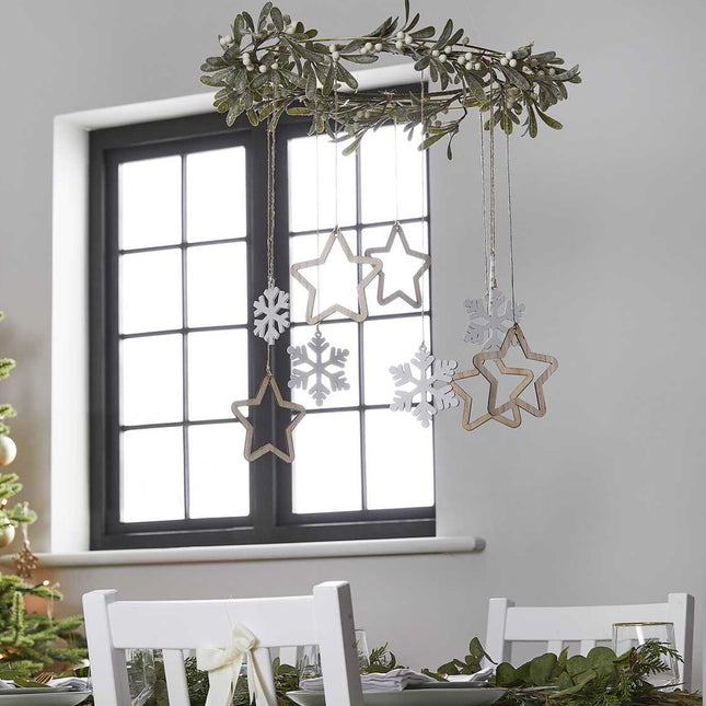 Kroonluchter met groene decoratie en houten stervormige hangers eronder