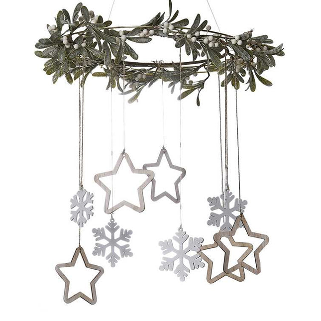 Kroonluchter met groene decoratie en houten stervormige hangers eronder