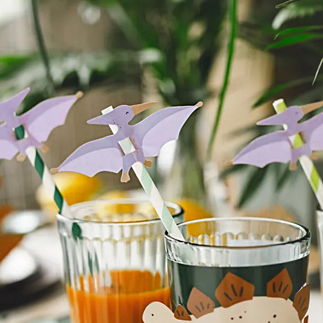 Groene rietjes met een dinosaurus erop