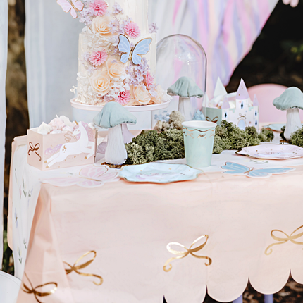 roze tafelkleed met gouden strikjes