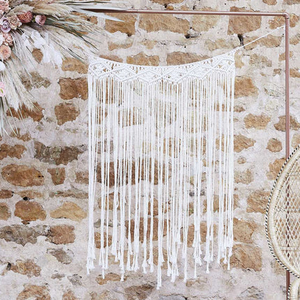 Macrame versiering aan stalen frame voor muur