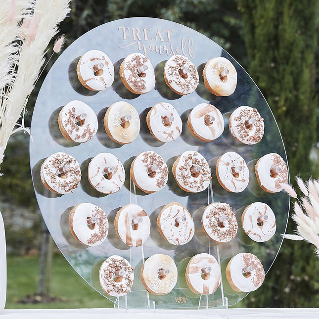 transparante donut wall gevuld met verschillende donuts