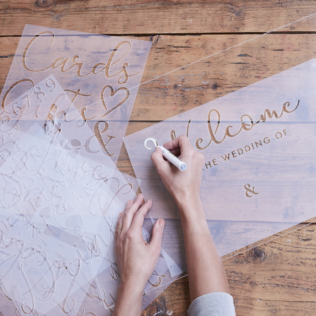 transparante vellen met letters en cijfers voor het personaliseren van borden liggen op een houten tafel