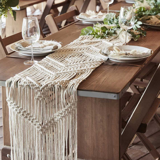 Gedekte tafel met macrame tafelloper