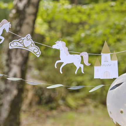 Slinger met paarden, een kroontje en een kasteel hangt in een bos