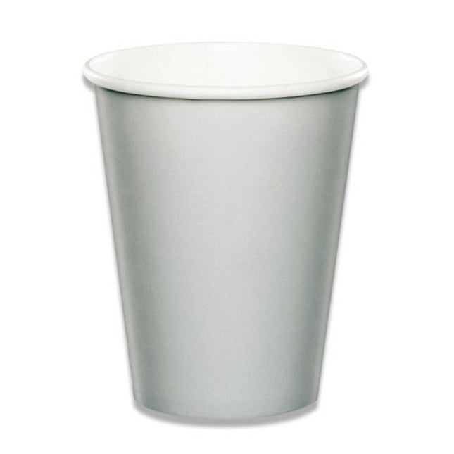 Zilveren bekers op witte achtergrond
