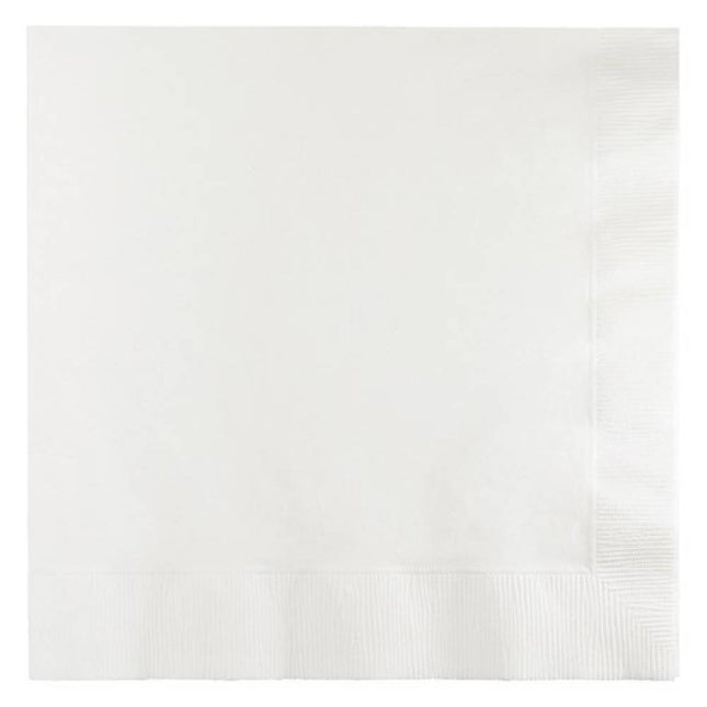 Witte servetten met een ribbelrandje op een witte achtergrond