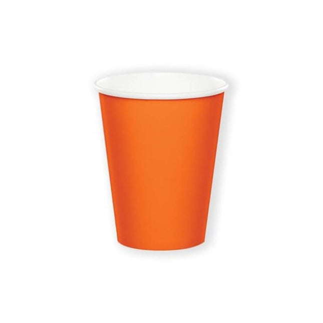 Oranje papieren beker op witte achtergrond